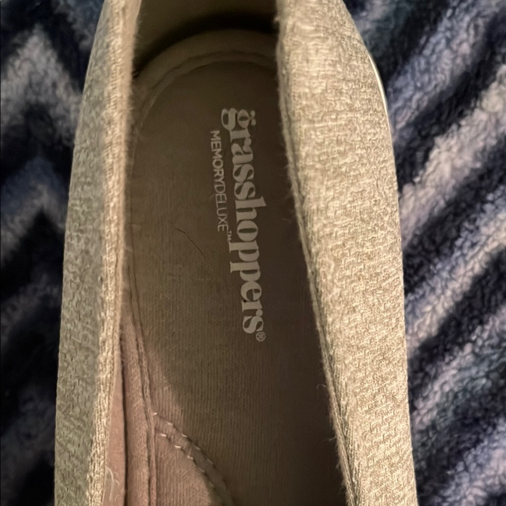 Grasshoppers Cream Flats Comfortable Slip-On Loafers - Picture 2 of 4